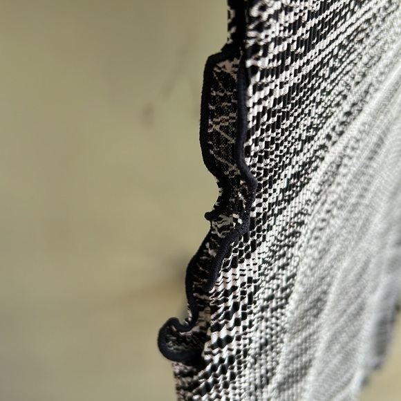 Black and White Sleeveless Stretchable Top - Picture 6 of 6